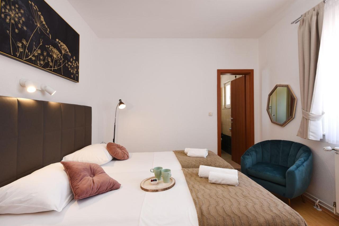 Apartments By The Sea Starigrad, Paklenica - 16421 Εξωτερικό φωτογραφία